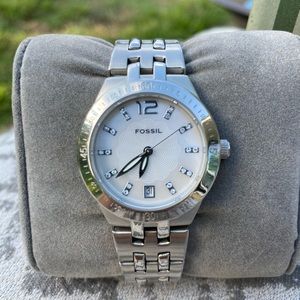 Women’s Fossil stainless watch with a pearl face
